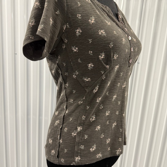 Lucky Brand Women’s Gray Floral Short Sleeve Top Size Medium - Picture 2 of 5